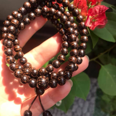 VÒNG ĐEO TAY GỖ TRẦM HƯƠNG QUẤN TAY KIỂU  SIZE HẠT 7MM MÙI GỖ TỰ NHIÊN THƠM THƠM NHẸ Ạ  MÀU NÂU GỖ VÂN VÂN TỰ NHIÊN ĐEO TAY SANG Ạ