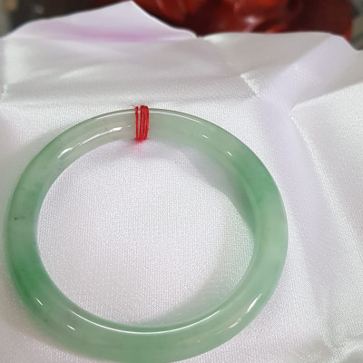 Vòng Tay Nữ đá ngọc cẩm thạch tự nhiên A TR Lý SAO 52mm Size Vòng 52mm x 7,8mm màu Trắng xanh lý 2 bên bóng đẹp Nữ 51kg - 56kg đeo đẹp ạ Món Quà Ý nghĩa Anh Chị tặng Mẹ, Vợ, người thân yêu ạ