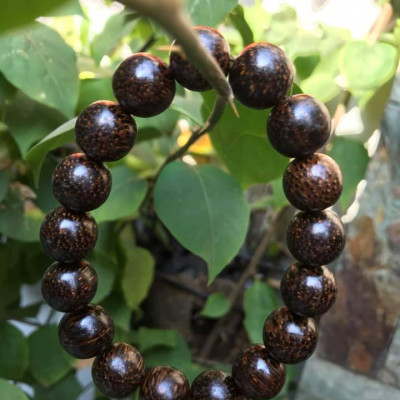 Vòng TAY GỖ TRẦM HƯƠNG TỰ NHIÊN HẠT TRÒN SIZE 13MM CÓ 17 HẠT LỌT VÀO VÒNG CUNG SANH NAM ĐEO TỐT Ạ