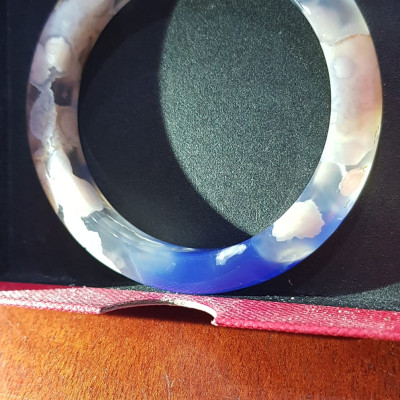 Vòng tay Nữ  Bản Hẹ Đá Mã Não Xanh Dương Đậm Bông Bông đều 2 bên vòng quá đẹp Vòng tay Ni 49mm x Cao 11mm x dầy 8mm Nữ mệnh Thủy mệnh mộc 35kg - 48kg đeo ạ