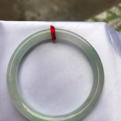 Vòng cẩm thạch tự nhiên Tr A 47mm x 6,8mm  Vòng màu Trắng Bóng Xanh Da trời nhẹ đều cả vòng thiệt là đẹp ạ  Nữ tay nhỏ 40kg - 47kg ạ