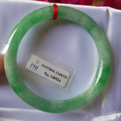 Vòng Cẩm thạch tự nhiên Đậu Nở Lý Sịn 52mm x cọng 8mm Vòng kiểm định số đẹp P No 140924 đẹp lắm luôn ạ màu trắng xanh lý bông đậu xanh đều cả vòng đẹp sang nữ 50kg - 56kg đeo xinh tay sang lắm ạ