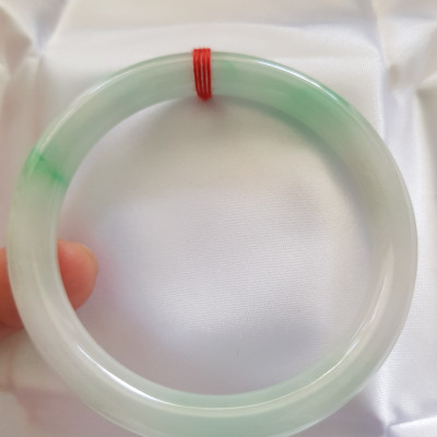 Vòng cẩm thạch tự nhiên mới Tr Lý Sao 58mm x cọng 8mm màu Trắng Bóng mượt xanh lý nhẹ rất xinh hợp các Chị Em thân yêu Nữ mệnh Kim mệnh Thủy 56kg - 68kg đeo trẻ đẹp xinh tay sang ạ