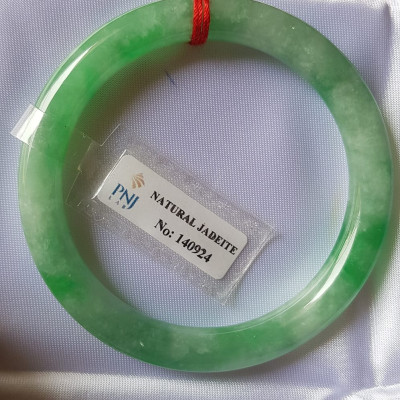 Vòng Cẩm thạch tự nhiên Đậu Nở Lý Sịn 52mm x cọng 8mm Vòng kiểm định số đẹp P No 140924 đẹp lắm luôn ạ màu trắng xanh lý bông đậu xanh đều cả vòng đẹp sang nữ 50kg - 56kg đeo xinh tay sang lắm ạ