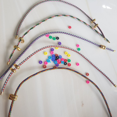 Dây Phối Vòng Tay VÂN SỌC MÀU ĐẸP DẺO Co Giãn Có 2 Khoen Vàng  Nữ Phối Với Hạt Lu Đá Tự Nhiên Các Loại Vào Làm Vòng Đeo Tay Kiểu ạ Size Dây 3mm  Nữ Về để Hạt Lu Vào ở Giữa Rút Dây VÀo 2 Lỗ Khoẻn Vàng Trên Dây là đeo đẹp ạ