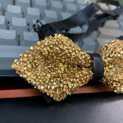 Nơ cổ nam đá vàng chất liệu đẹp sang trọng cho MC chú Rể tiệc sang trọng Giangpkc