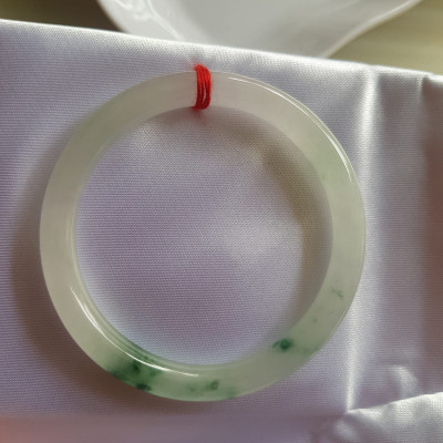 Vòng đeo tay Nữ đá cẩm thạch tự nhiên Tím Lý 50mm x cọng nhỏ 6,2 mm màu trắng bóng 1 bên xanh lý đậm ánh tím nhẹ thiệt đẹp Màu trắng bóng 1 bên xanh lý đậm ánh tím nhẹ thiệt đẹp Nữ cân Nặng 50kg-55kg đeo đẹp ạ