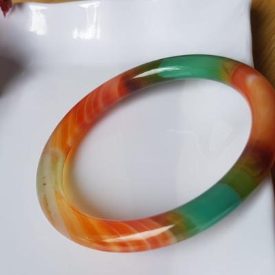 Vòng tay đá mã não tứ quý mới  đỏ cam xanh dương xanh lá cam trắng vân sọc xéo xéo rất đẹp Vòng Ni 59mm x cọng 7,8mm Nữ 58kg - 70kg đeo Món quà tặng nữ ý nghĩa ạ