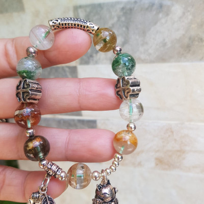 Vòng tay phong thủy may mắn đá thạch anh Ưu linh tự nhiên  Charm bạc kiểu hình chiếc lá mèo may mắn hoa đẹp lắm ạ  Nữ đeo lên tay vừa đẹp vừa sang tốt cho sưc khỏe, may mắn và phong cách trẻ trung sang trọng ạ