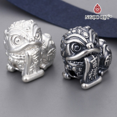 Charm bạc sư tử xỏ ngang - Ngọc Quý Gemstones