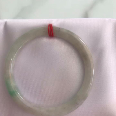 Vòng cẩm thạch tự nhiên TRA 49mm x cọng tròn 7mm Màu trắng bông bóng 1 vân xanh lý tươi rất đẹp Nữ 45kg - 51kg ạ