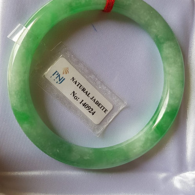 Vòng Cẩm thạch tự nhiên Đậu Nở Lý Sịn 52mm x cọng 8mm Vòng kiểm định số đẹp P No 140924 đẹp lắm luôn ạ màu trắng xanh lý bông đậu xanh đều cả vòng đẹp sang nữ 50kg - 56kg đeo xinh tay sang lắm ạ