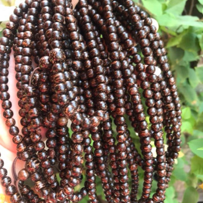 VÒNG ĐEO TAY GỖ TRẦM HƯƠNG QUẤN TAY KIỂU  SIZE HẠT 7MM MÙI GỖ TỰ NHIÊN THƠM THƠM NHẸ Ạ  MÀU NÂU GỖ VÂN VÂN TỰ NHIÊN ĐEO TAY SANG Ạ