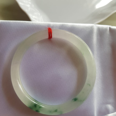 Vòng đeo tay Nữ đá cẩm thạch tự nhiên Tím Lý 50mm x cọng nhỏ 6,2 mm màu trắng bóng 1 bên xanh lý đậm ánh tím nhẹ thiệt đẹp Màu trắng bóng 1 bên xanh lý đậm ánh tím nhẹ thiệt đẹp Nữ cân Nặng 50kg-55kg đeo đẹp ạ