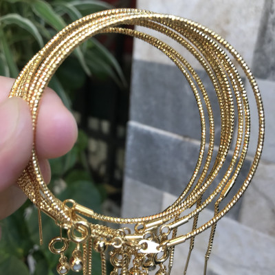 Vòng tay nữ mạ vàng các Chị về phối với hạt charm của mình đeo tay xinh lắm  ạ