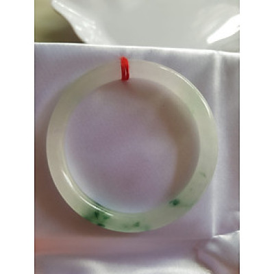 Vòng đeo tay Nữ đá cẩm thạch tự nhiên Tím Lý 50mm x cọng nhỏ 6,2 mm màu trắng bóng 1 bên xanh lý đậm ánh tím nhẹ thiệt đẹp Màu trắng bóng 1 bên xanh lý đậm ánh tím nhẹ thiệt đẹp Nữ cân Nặng 50kg-55kg đeo đẹp ạ