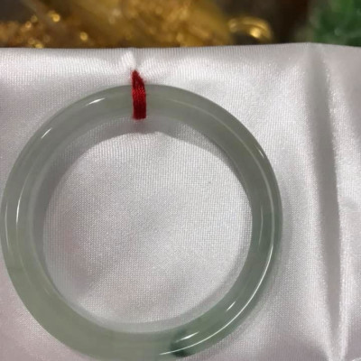 Vòng cẩm thạch tự nhiên TR LÝ A 47mm x 6,9  Màu Trắng Bóng điểm vân xanh lý thiệt là đẹp  Nữ tay nhỏ 40kg - 47kg ạ