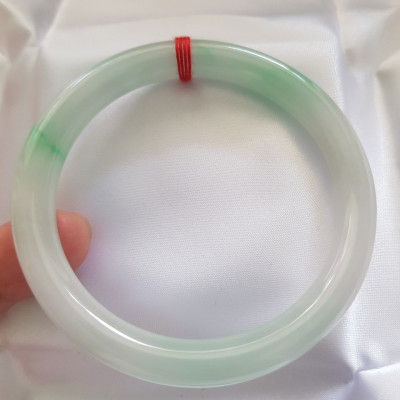 Vòng cẩm thạch tự nhiên mới Tr Lý Sao 58mm x cọng 8mm màu Trắng Bóng mượt xanh lý nhẹ rất xinh hợp các Chị Em thân yêu Nữ mệnh Kim mệnh Thủy 56kg - 68kg đeo trẻ đẹp xinh tay sang ạ