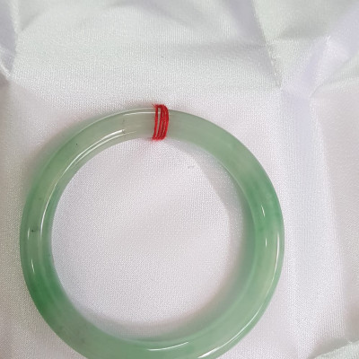 Vòng Tay Nữ đá ngọc cẩm thạch tự nhiên A TR Lý SAO 52mm Size Vòng 52mm x 7,8mm màu Trắng xanh lý 2 bên bóng đẹp Nữ 51kg - 56kg đeo đẹp ạ Món Quà Ý nghĩa Anh Chị tặng Mẹ, Vợ, người thân yêu ạ