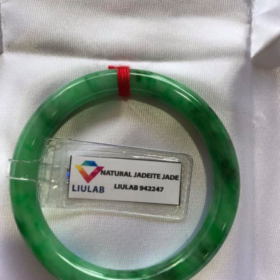 VÒNG ĐÁ CẨM THẠCH TỰ NHIÊN LÝ SỊN A SAO VIP 48MM x DẦY 7,2MM  VÒNG KÈM GIẤY KIỂM ĐỊNH LIULAB No 942247  MÀU XANH LÝ SỊN BÓNG ĐẸP NỮ 40KG-49KG ĐEO Ạ