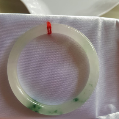 Vòng đeo tay Nữ đá cẩm thạch tự nhiên Tím Lý 50mm x cọng nhỏ 6,2 mm màu trắng bóng 1 bên xanh lý đậm ánh tím nhẹ thiệt đẹp Màu trắng bóng 1 bên xanh lý đậm ánh tím nhẹ thiệt đẹp Nữ cân Nặng 50kg-55kg đeo đẹp ạ