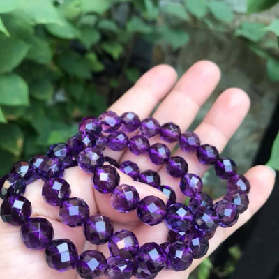 CHIẾC VÒNG TAY NỮ XINH XẮN CHẤT LIỆU 100% ĐÁ THẠCH ANH TÍM LOẠI KIỂU GIÁC  SIZE VÒNG 10MM MẠNG HỎA THỔ  MÀU TÍM ĐẬM ĐẸP XINH TAY LẮM NHE CÁC CHỊ ƠI