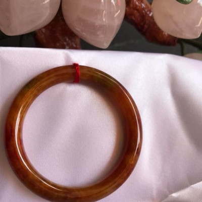 CHIẾC VÒNG TAY ĐÁ CẨM THẠCH TỨ QUÝ SIZE 49MM MỚI  MÀU CAM BÔNG VÀNG ĐỎ CHANH ĐẬM BÓNG ĐẸP XINH LẠ LẮM  NỮ MỆNH THỔ HOẢ KIM 45kg đến 52kg Đeo ạ