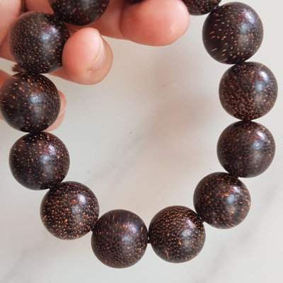 VÒNG tay Nam gỗ trầm hương Size vòng hạt 18mm Nam đeo đẹp có mùi thơm nhẹ nhàng rẻ đẹp ạ 