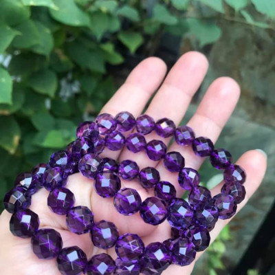 CHIẾC VÒNG TAY NỮ XINH XẮN CHẤT LIỆU 100% ĐÁ THẠCH ANH TÍM LOẠI KIỂU GIÁC  SIZE VÒNG 10MM MẠNG HỎA THỔ  MÀU TÍM ĐẬM ĐẸP XINH TAY LẮM NHE CÁC CHỊ ƠI