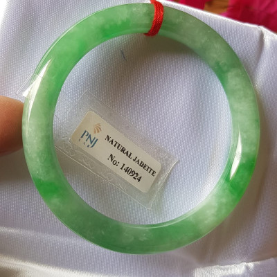 Vòng Cẩm thạch tự nhiên Đậu Nở Lý Sịn 52mm x cọng 8mm Vòng kiểm định số đẹp P No 140924 đẹp lắm luôn ạ màu trắng xanh lý bông đậu xanh đều cả vòng đẹp sang nữ 50kg - 56kg đeo xinh tay sang lắm ạ