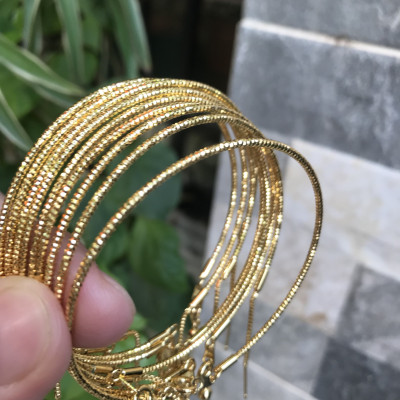 Vòng tay nữ mạ vàng các Chị về phối với hạt charm của mình đeo tay xinh lắm  ạ