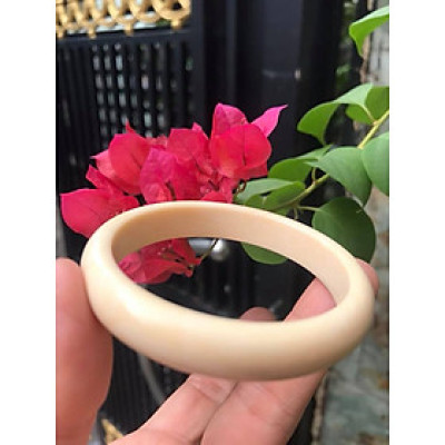 VÒNG TAY NỮ ĐEO MÀU TRẮNG GIẢ NGÀ HAY GỌI LÀ XƯƠNG MỸ NGHỆ  SIZE 52MM x Bản Cao 12mm x Dầy 6,5mm  NỮ NẶNG 50KG TRỞ XUỐNG ĐEO Ạ 