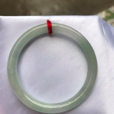 Vòng cẩm thạch tự nhiên Tr A 47mm x 6,8mm  Vòng màu Trắng Bóng Xanh Da trời nhẹ đều cả vòng thiệt là đẹp ạ  Nữ tay nhỏ 40kg - 47kg ạ