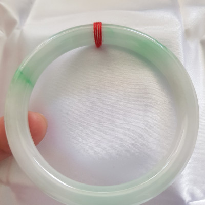 Vòng cẩm thạch tự nhiên mới Tr Lý Sao 58mm x cọng 8mm màu Trắng Bóng mượt xanh lý nhẹ rất xinh hợp các Chị Em thân yêu Nữ mệnh Kim mệnh Thủy 56kg - 68kg đeo trẻ đẹp xinh tay sang ạ