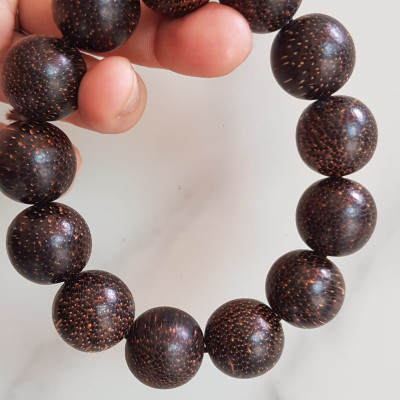 VÒNG tay Nam gỗ trầm hương Size vòng hạt 18mm Nam đeo đẹp có mùi thơm nhẹ nhàng rẻ đẹp ạ 