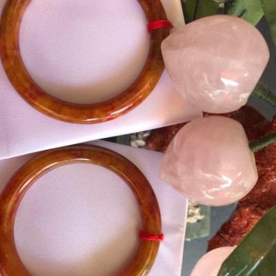 CHIẾC VÒNG TAY ĐÁ CẨM THẠCH TỨ QUÝ SIZE 49MM MỚI  MÀU CAM BÔNG VÀNG ĐỎ CHANH ĐẬM BÓNG ĐẸP XINH LẠ LẮM  NỮ MỆNH THỔ HOẢ KIM 45kg đến 52kg Đeo ạ