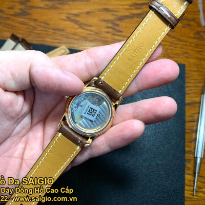 Dây Đồng Hồ Da Bò Cao Cấp, Kiểu Dáng Cổ Điển - Chỉ Trắng, Mặt Lót Chống Thấm Mồ Hôi, Tích Hợp Lớp Gia Cố Chống Giãn Đặc Biệt, Phụ Kiện Khóa và Chốt Bằng Thép Không Gỉ 316L - Hàng Chính Hãng SAIGIO