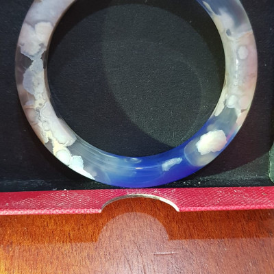 Vòng tay Nữ  Bản Hẹ Đá Mã Não Xanh Dương Đậm Bông Bông đều 2 bên vòng quá đẹp Vòng tay Ni 49mm x Cao 11mm x dầy 8mm Nữ mệnh Thủy mệnh mộc 35kg - 48kg đeo ạ