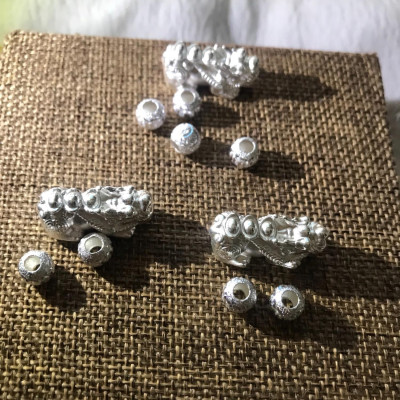 1 BỘ GỒM TỲ HƯU BẠC 999 VÀ 2 VIÊN BI MÀU TRẮNG PHỤ KIỆN PHỐI VÒNG TAY NỮ SIZE 10MM ĐẾN 12MM