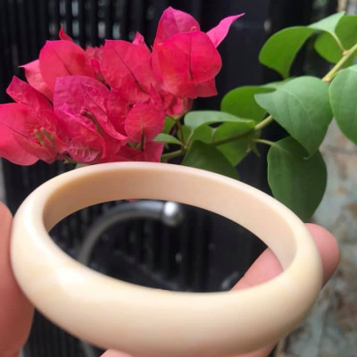 VÒNG TAY NỮ ĐEO MÀU TRẮNG GIẢ NGÀ HAY GỌI LÀ XƯƠNG MỸ NGHỆ  SIZE 52MM x Bản Cao 12mm x Dầy 6,5mm  NỮ NẶNG 50KG TRỞ XUỐNG ĐEO Ạ 