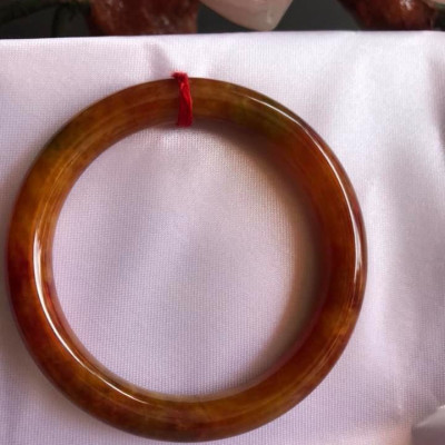 CHIẾC VÒNG TAY ĐÁ CẨM THẠCH TỨ QUÝ SIZE 49MM MỚI  MÀU CAM BÔNG VÀNG ĐỎ CHANH ĐẬM BÓNG ĐẸP XINH LẠ LẮM  NỮ MỆNH THỔ HOẢ KIM 45kg đến 52kg Đeo ạ