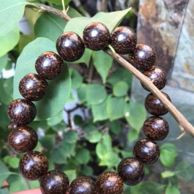 Vòng TAY GỖ TRẦM HƯƠNG TỰ NHIÊN HẠT TRÒN SIZE 13MM CÓ 17 HẠT LỌT VÀO VÒNG CUNG SANH NAM ĐEO TỐT Ạ