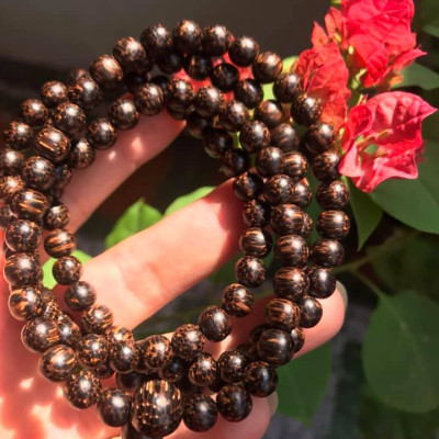 VÒNG ĐEO TAY GỖ TRẦM HƯƠNG QUẤN TAY KIỂU  SIZE HẠT 7MM MÙI GỖ TỰ NHIÊN THƠM THƠM NHẸ Ạ  MÀU NÂU GỖ VÂN VÂN TỰ NHIÊN ĐEO TAY SANG Ạ