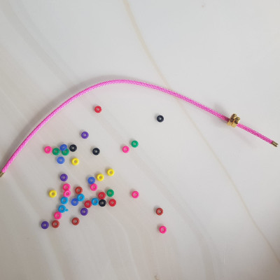 DÂY PHỐI VÒNG TAY MÀU Hồng Phấn DẺO CO GIÃN CÓ 2 KHOEN VÀNG  NỮ PHỐI VỚI HẠT LU ĐÁ TỰ NHIÊN CÁC LOẠI VÀO LÀM VÒNG ĐEO TAY KIỂU Ạ SIZE DÂY 3MM Ạ  Nữ VỀ ĐỂ HẠT LU VÀO Ở GIỮA RÚT DÂY VÀO 2 LỖ KHOEN VÀNG TRÊN DÂY LÀ ĐEO ĐẸP Ạ