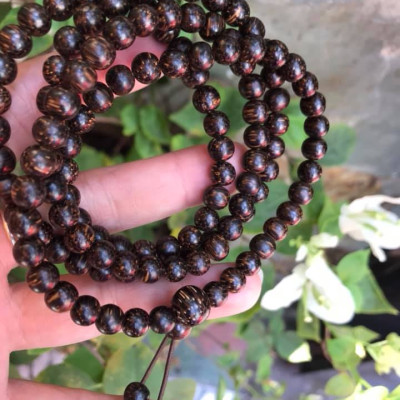 VÒNG ĐEO TAY GỖ TRẦM HƯƠNG QUẤN TAY KIỂU  SIZE HẠT 7MM MÙI GỖ TỰ NHIÊN THƠM THƠM NHẸ Ạ  MÀU NÂU GỖ VÂN VÂN TỰ NHIÊN ĐEO TAY SANG Ạ