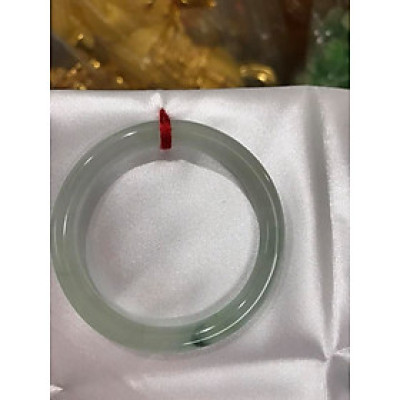 Vòng cẩm thạch tự nhiên TR LÝ A 47mm x 6,9  Màu Trắng Bóng điểm vân xanh lý thiệt là đẹp  Nữ tay nhỏ 40kg - 47kg ạ