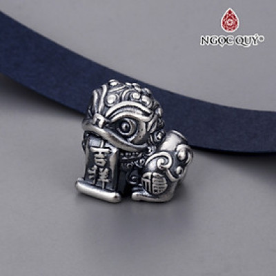 Charm bạc sư tử xỏ ngang - Ngọc Quý Gemstones