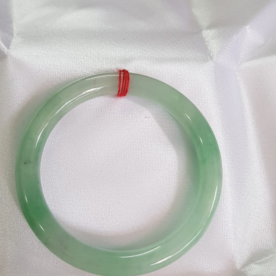 Vòng Tay Nữ đá ngọc cẩm thạch tự nhiên A TR Lý SAO 52mm Size Vòng 52mm x 7,8mm màu Trắng xanh lý 2 bên bóng đẹp Nữ 51kg - 56kg đeo đẹp ạ Món Quà Ý nghĩa Anh Chị tặng Mẹ, Vợ, người thân yêu ạ