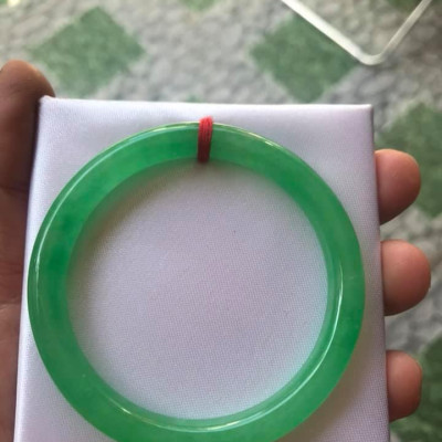 CHIẾC VÒNG TAY PHONG THỦY ĐÁ CẨM THẠCH LÝ ĐẸP 53mm x DẦY 7,2MM  NỮ MỆNH HỎA MỘC 52kg đến 62Kg Đeo Đẹp Tay  VÒNG MÀU XANH LÁ TƯƠI BÓNG ĐẸP Ạ