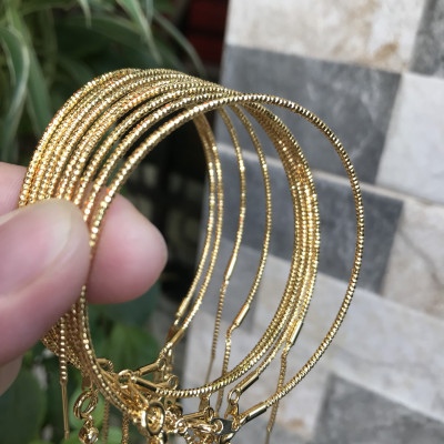 Vòng tay nữ mạ vàng các Chị về phối với hạt charm của mình đeo tay xinh lắm  ạ